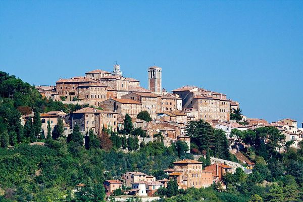 Eggers, Julie 아티스트의 Italy-Tuscany-Montepulciano The medieval and Renaissance hill town of Montepulciano작품입니다.